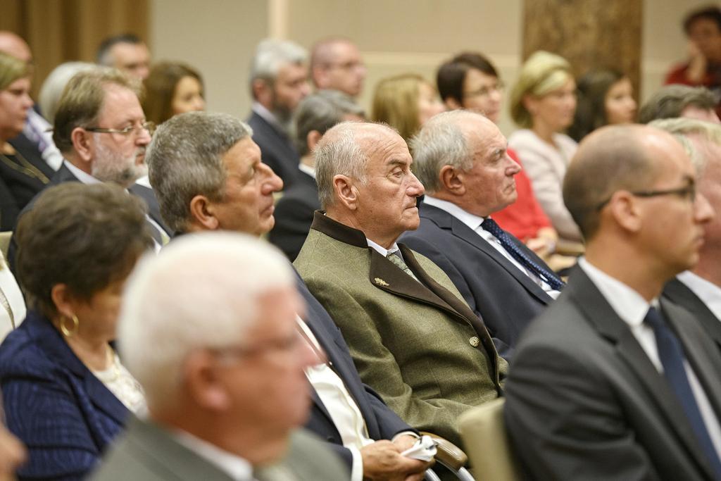 dr. Kovács Zoltánnak, a Pápai Járási Hivatal Földhivatali Osztály ingatlan-nyilvántartási szakügyintézőjének a Veszprém megyei gazdák, mezőgazdasági termelők támogatásában végzett kiváló