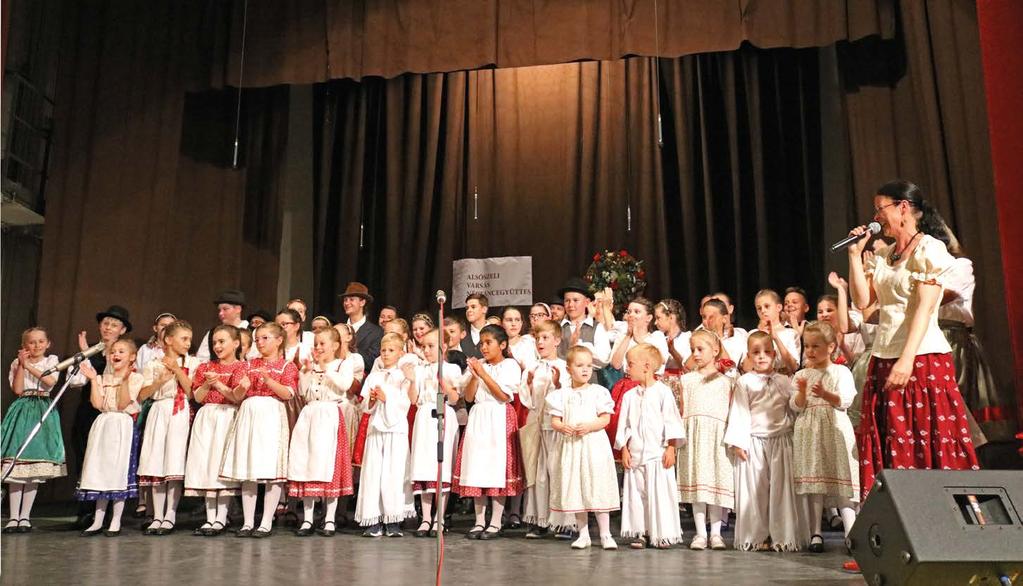 Alsószeli Magyar Dalkör, mely nagypapám, Szabados László vezetésével működik ilyen hihetetlen régóta. Az utóbbi pár évben pedig magam is erősítem a Dalkörösök sorait.