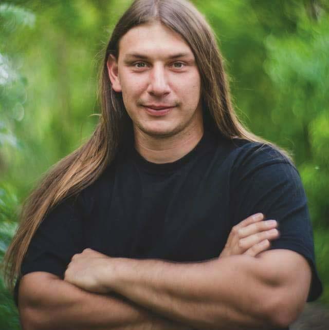 AZ ALSOSZELI JURTANAPOK ELSO KÉZBOL 6 Ambrus Dávid a Felvidék legmagasabb kopjafájának faragója Az Alsószeli Jurtanapok jó ideje már az éves programjaim közé tartozik.