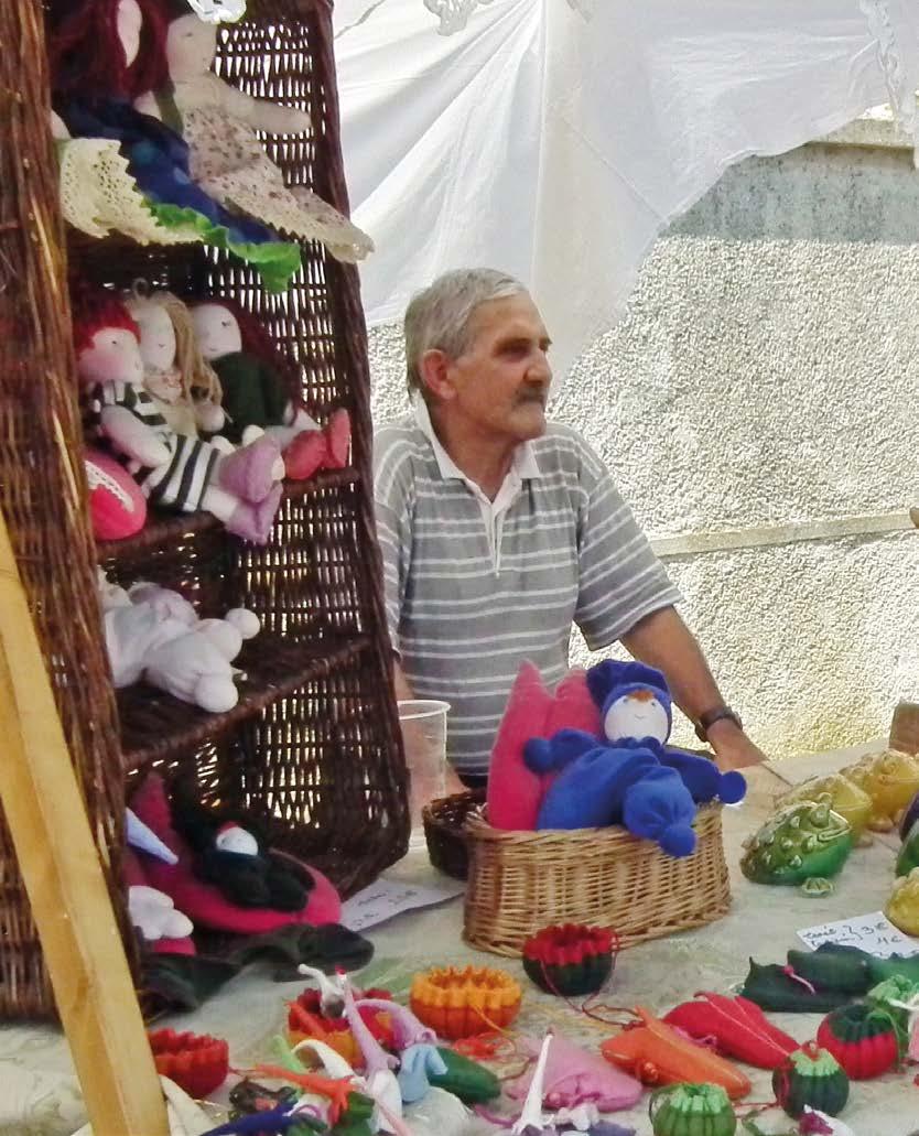 népi gyermekjátékok, hangszerek és a feleségem által készített babák, azt mondta, szeretne bennünket elhívni oda.