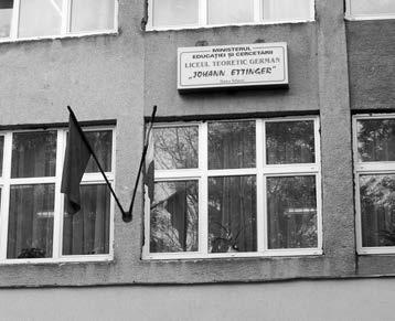 Kisebbségben Szatmárnémetiben 75 színű, német nyelvű felirat jelzi, hová érkezett a látogató, a tábla méretében, arányaiban, betűnagyságban és típusban is nagyobb, mint a román nyelvű (13. kép). 12.