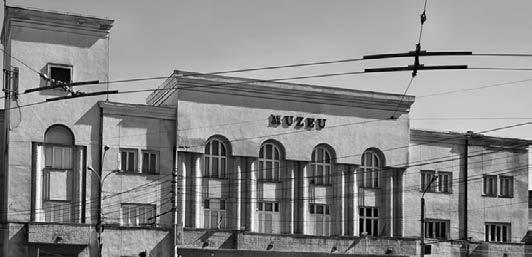 Kisebbségben Szatmárnémetiben 71 A Szatmár Megyei Múzeum esete ambivalens: míg az épületen nem látható semmilyen tábla, az intézmény megnevezését a homlokzaton egyetlen szó jelöli: Muzeu ( múzeum