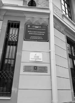 parkot, ezért saját eredettörténetéből kölcsönzött megnevezést. Amint látjuk, mindkét megnevezés békésen megfér ugyanazon kövön, hasonló stílusú és méretű betűkkel (7. kép).
