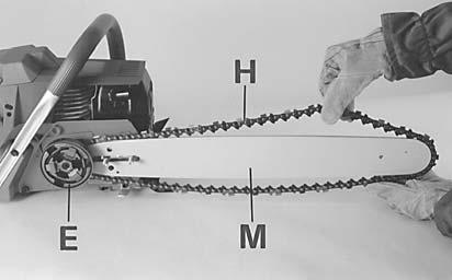 A láncnak feszesnek kell lennie, de kézzel hosszirányba szabadon mozgathatónak (8 ábra). - A lánc feszessége akkor van helyesen beállítva, ha néhány milliméterre lehet felhúzni (8 ábra).