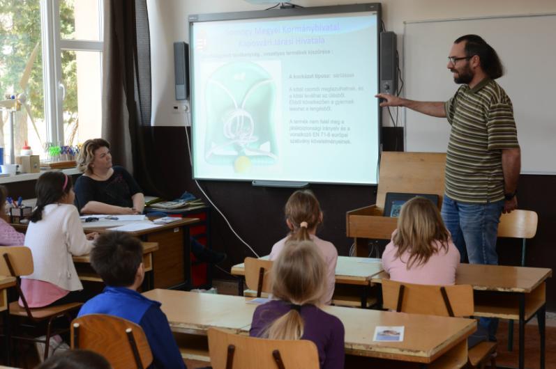Előadások Fogyasztóvédelmi előadás diákoknak A fiatalkorúak tudatos fogyasztóvá válásának elősegítése érdekében tartottak előadást a Kaposvári Járási Hivatal munkatársai a lábodi Kótai Lajos