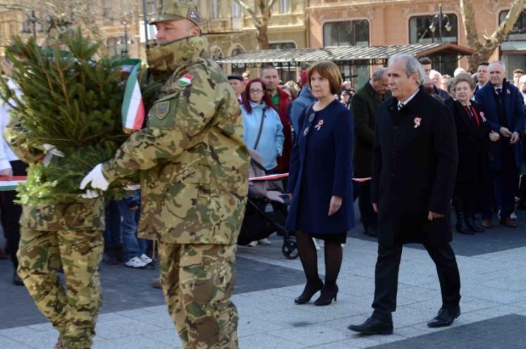 A program a Széchenyi téren kezdődött gróf Széchenyi István szobránál, majd a Petőfi téren került sor a megemlékezéssel összekötött koszorúzásra.
