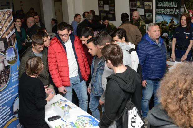Karrier Karriernap és állásbörze Siófokon Húsz munkáltató mintegy száz állásajánlata közül választhattak az érdeklődők a Siófok és térsége helyi foglalkoztatási helyzetének javítása paktum keretében