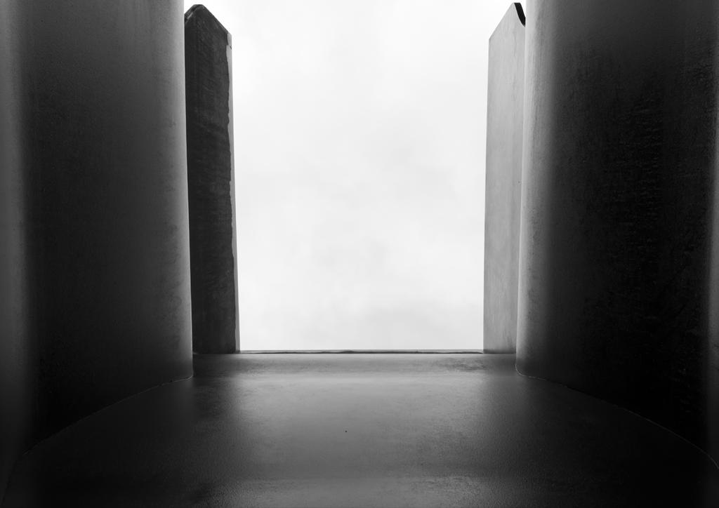 PHOTOGRAPHY architecture Symmetrical geometric shapes characterize modern architecture.