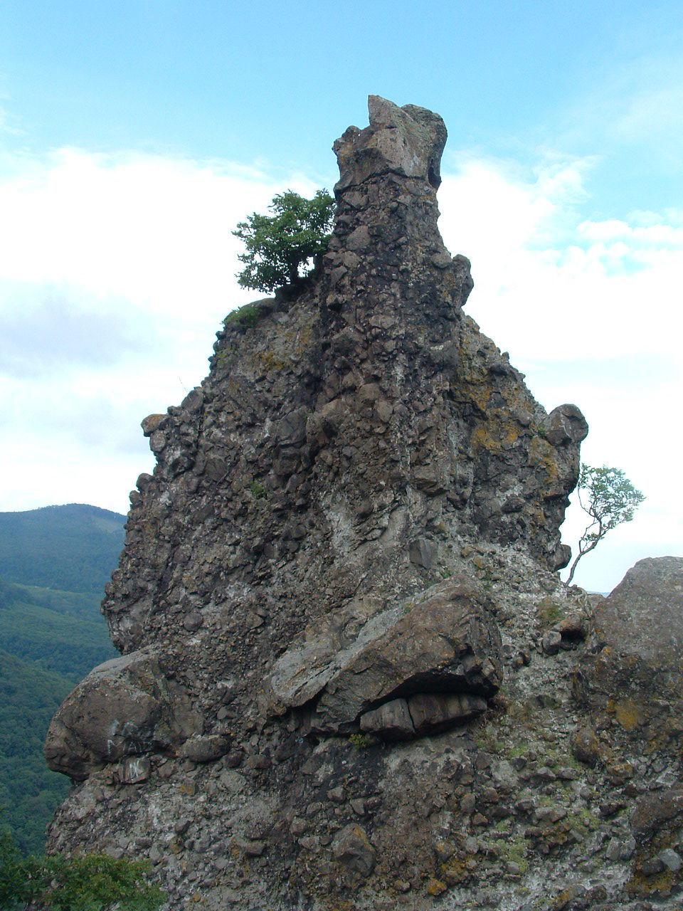 A Vadálló-kövek egyike Évente sok százezren kapaszkodnak fel a Vadálló-kövekhez, erről a csúcsról tekintenek körbe