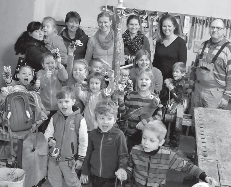 Spolkl dlouhý nafouknutý balonek - brr!!! Pak nás naučil kouzlo s míčkem a šátkem. Do kouzlení se zapojily vybrané děti a dokonce i paní vychovatelky. Byli jsme nadšeni.
