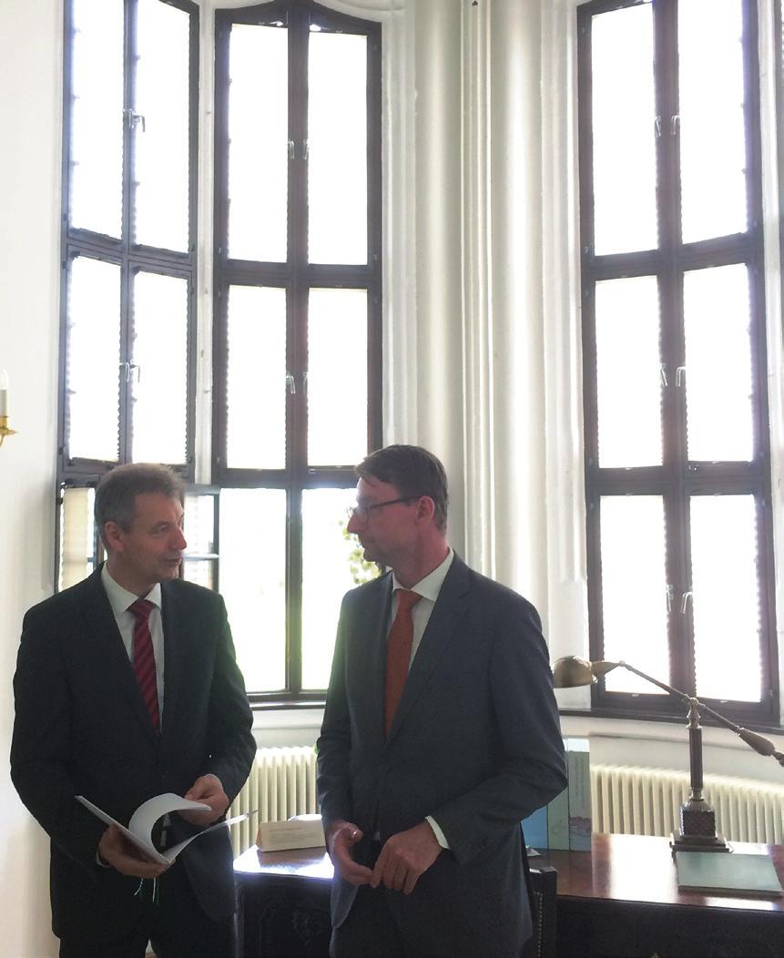 17 Verschiedenes Seite 17 Schlosserker werden saniert Der Fördermittelbescheid für den ersten Bauabschnitt ist da: Sachsens Innenminister Roland Wöller (im kleinen Foto rechts) übergab Nordsachsens