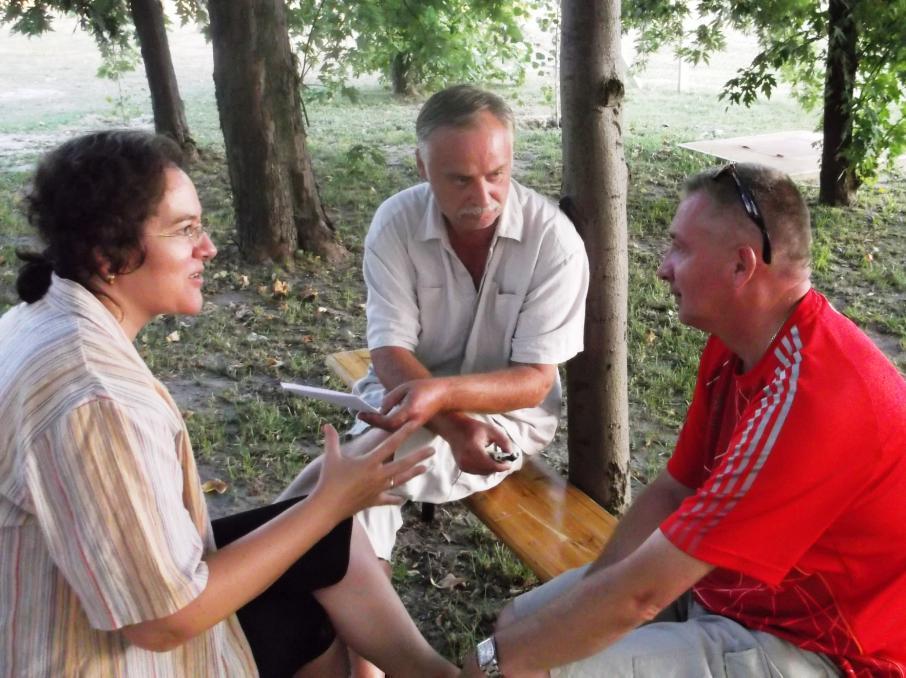 - 273 - Robert Klefas interjúadás közben (fotó: Mariusz Trepka) a mai fiatalok közelebb érzik magukat a németekhez, mint az oroszokhoz. Gazdaságilag is több kapcsolatunk van a németekkel.