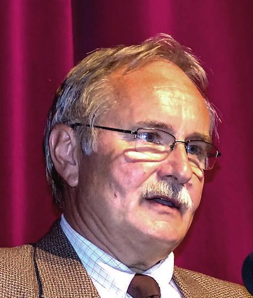 Dr. Füller Imre ügyvezető igazgató, MTE 30 éves a Magyartarka Tenyésztők Egyesülete 7 Az első Magyartarka Tenyésztők Egyesülete 1987-ben 6 húshasznosítású tenyészet társulásával alakult meg, akik