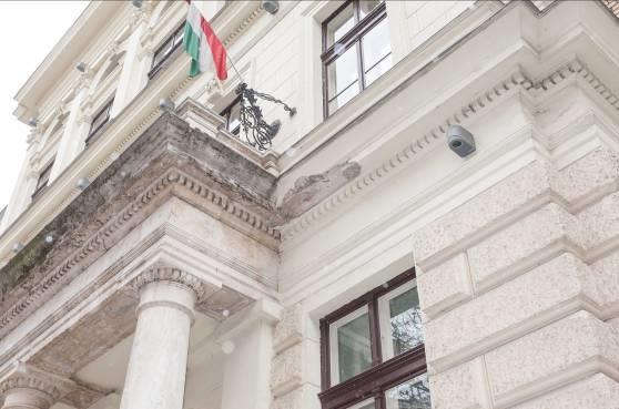 kell lennie. A ragasztás MAPEI Keralastic anyag használata javasolt, annak technikai utasításait betartva. Az anyagot fogazott simítóval fel kell hordani az aljzatra egyenletes rétegben.