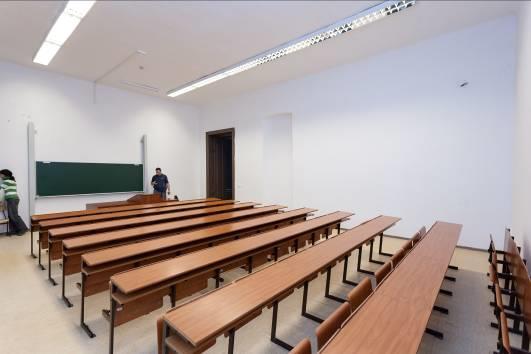 A matt, gyengén szívó festések közvetlenül átfesthetők. A fénylő felületeket és lakkrétegeket felérdesíteni szükséges. Egyszeri alapozás készítése Caparol Haftgrund-al vagy CapaPrim-el.