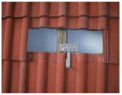 Tetőhorgok beszerelése 1. Határozza meg a tetőhorgok helyzetét a hosszanti gerenda szerint. A horgok közötti függőleges távolságot a hosszirányú keret rögzítő furatai adják.