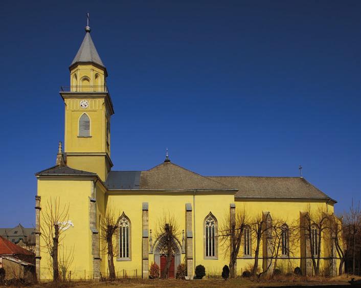 A reformációig a templomban huszonnégyre emelkedett az oltárok száma. A templom mellett állt a Szent Mihály-kápolna, melyet 1846-ban bontottak el.