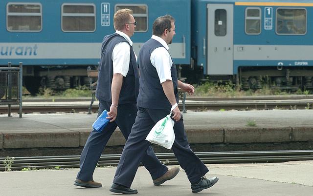 Példátlan beavatkozás készül a magyar kormány a végső pillanatban lép A létszámhiány hatalmas gondot okozhat az állami cégeknél és akár az ellátás is veszélybe kerülhet, ha nem történik meg a bérek