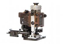 A miniapplikátor minden T-befogóval és 135,8 mm krimpmagassággal rendelkező préshez illeszkedik. Asztali présekhez és automata gépekhez is használható.
