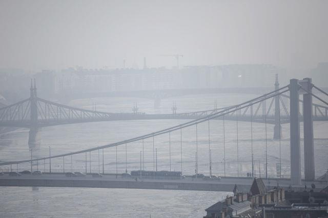 Budapest látképe egy őszi napon HADÜZENET A SZMOGNAK!