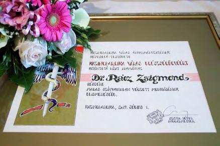 A köszöntő után az egészségügy területén végzett kiemelkedő szakmai munkájáért Dr. Zsóri Ágnes gasztroenterológus belgyógyász főorvos, valamint Dr.