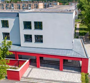 adottságait, a tereptárgyakat, az épület környezetét. A pályaműveknek nem kell a homlokzat teljes felületét felhasználniuk.