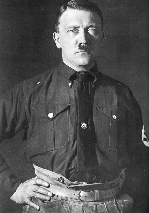 A Hitler kép a Holocaust History weboldalról származik, és 1925-ben készült: http://veritas3.holocaust-history.