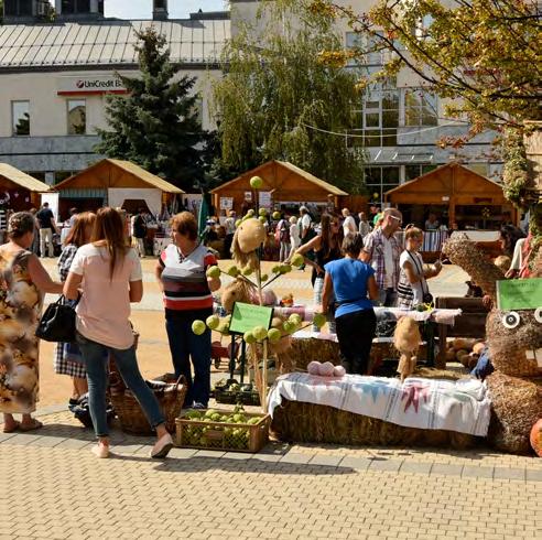 termékekkel, szörpökkel, lekvárokkal és egyéb feldolgozott termékekkel kínálták.