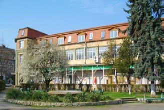 Acta Academiae Beregsasiensis 2011/2 101 alatt nagyon nagy változásokon ment keresztül (2. ábra), ugyanis mindenben hasonlítani akartak a fővároshoz, Moszkvához. 2. ábra. A Hősök tere napjainkban (Halavács 2011) A Kossuth tér A XIX.