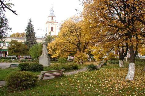 Amikor pedig a város több állami hivatal székhelye is lett, egész sor monumentális épülettel gazdagodott a tér.