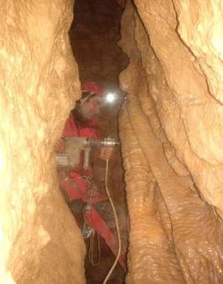 Spirál-víznyelőbarlang (4120-130) 2012. évi kutatási jelentése A barlangban a 2012. évben 32 alkalommal folyt feltáró kutatás. A kutatásokon átlagosan 5 fő vett részt.