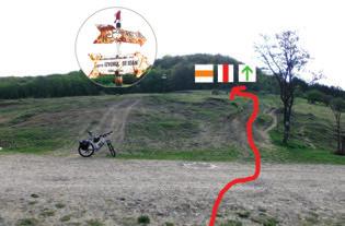 sáv jelzésen. MP-03 MP-04 MP-02 Az előző MP-tól megtett 600 m után kiérünk az erdőből egy kopár dombos részre, keresztezzük a Szent János útról a Monostor-negyed tetejére tartó makadámutat.