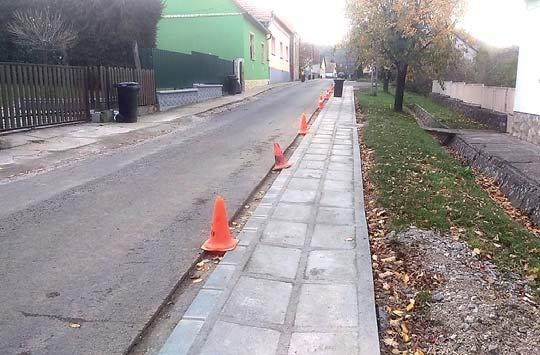 TETT HÍRLAP A falu százéves lakóját is köszöntötték az Idõsek napján MÓRÁGY Méltóképpen ünnepelték meg idén is Mórágyon az Idõsek napját.