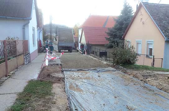 Az alkalom különlegessége volt, hogy a falu százéves lakóját is köszönhették. Müller Péternét virággal és egy nagy tortával lepték meg, amelyet a vendégekkel együtt fogyasztottak el.