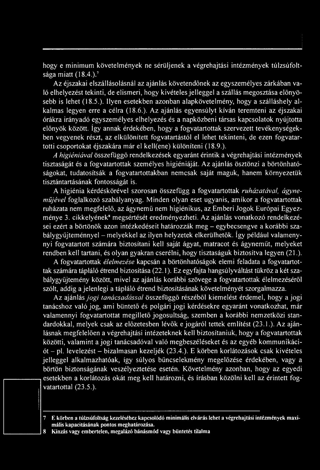 így annak érdekében, hogy a fogvatartottak szervezett tevékenységekben vegyenek részt, az elkülönített fogvatartástól el lehet tekinteni, de ezen fogvatartotti csoportokat éjszakára már el kell(ene)