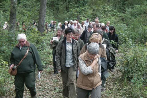 összesereglõ erdész hölgyek, hogy idén is folytassák az 1988-ban