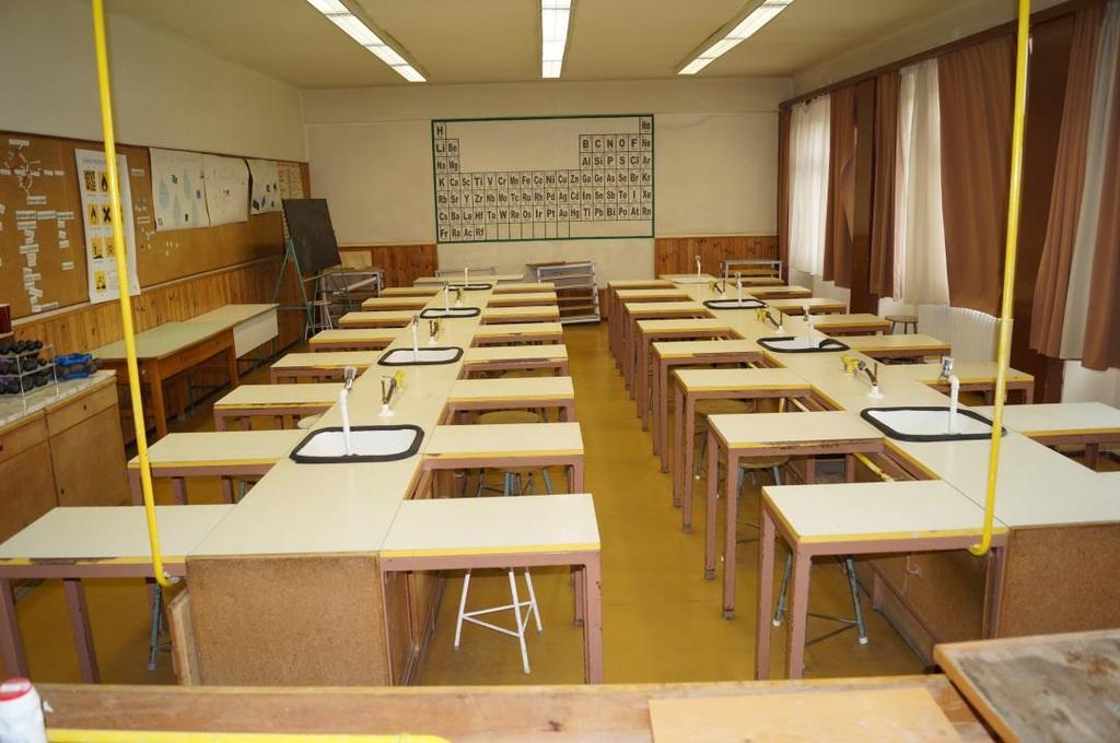 / A 32 FŐS KÉMIA ELŐADÓTEREM