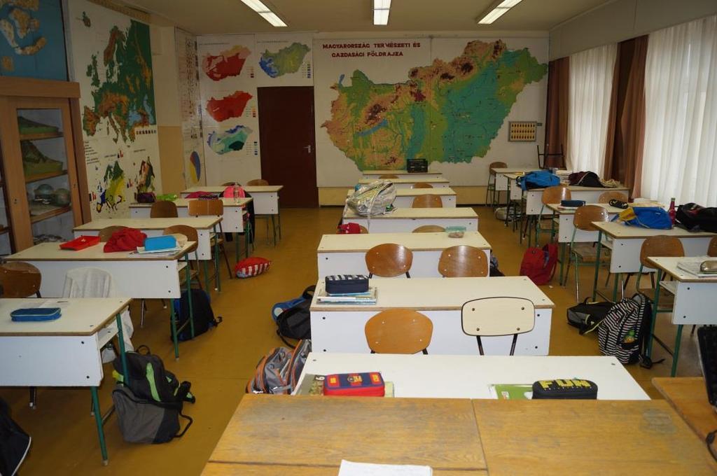 FÖLDRAJZ) TERMENKÉNT 21 DB KÉTSZEMÉLYES TANULÓI ASZTAL