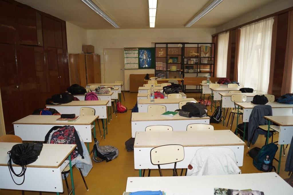 FÖLDRAJZ) TERMENKÉNT 21 DB KÉTSZEMÉLYES TANULÓI ASZTAL