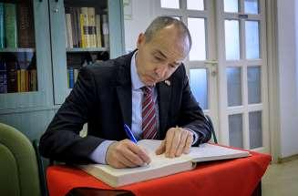 A védelmi miniszter küldöttségével együtt megtekintette az óvodát, a Dražen Petrović tornatermet, a