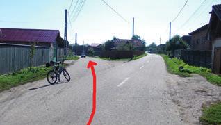 Mi a drótkerítés jobb oldalán vezető földúton haladunk tovább 1,3 km-en keresztül.