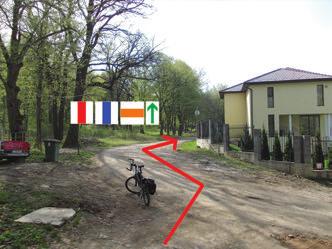 300 m után jobbra térünk, és a kerítések mentén haladunk tovább kb.