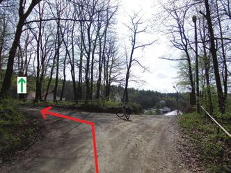 ) megyünk tovább, a fára szerelt EKE-jelzőtáblákat megfigyelve.