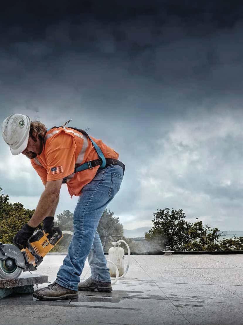 Akár az 54 V-os XR FLEXVOLT univerzális vágógépet használják kövezet vágásához, akár az 54 V-os XR