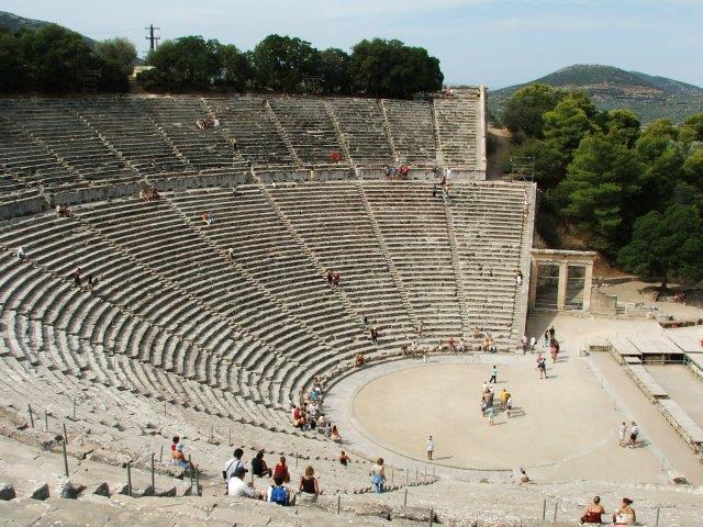 Az epidauroszi színház A görög tragédia jellemzői Az európai dráma a görög tragédiákkal kezdődik.