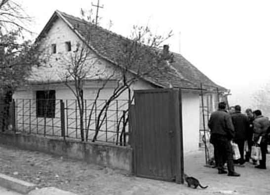 Házak a menekülteknek: Vajdaságban a menekült és elköltöztetett családok számára 349 házat vásároltak (Danas, 2011. december 6., 20.) 1.2. A földrajzi megnevezések és egyéb toponímiák használatának joga 1.