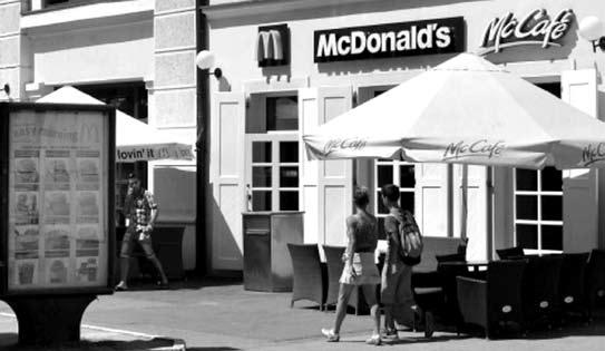 Újvidéken július 10-én arra panaszkodott egy nő, hogy a McDonald s biztonsági szolgálata nem engedte meg, hogy vele együtt három roma gyerek bemenjen az étterembe.