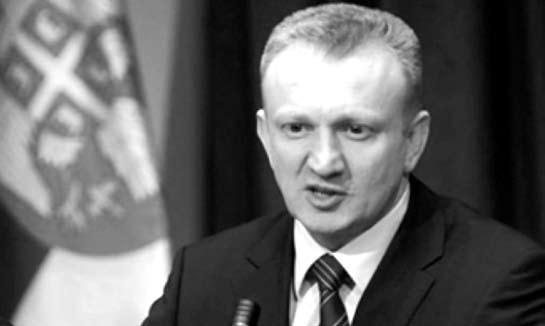 elsősorban a rendőrség, végezze a dolgát és tegye meg a kellő lépéseket mondta a VMSZ ügyviteli alelnöke, aki szerint a rendőrségnek első lépésként el kellene távolítania a feliratokat, azután pedig