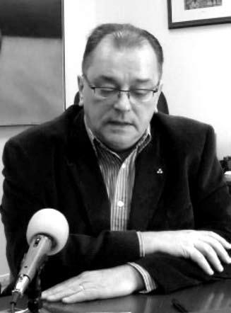 a Zentai úton találhatók a felüljáró előtt, és nacionalista töltetű szöveg áll rajtuk.