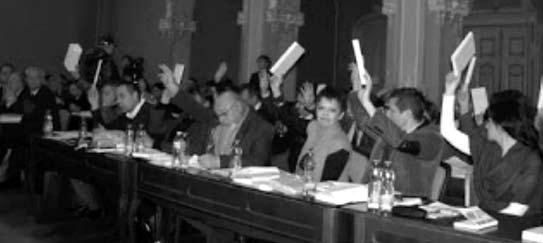 Az ellenzéki képviselők hungarocell-lapokkal a kezükben szavaztak Emlékeztette arra is, hogy az eskütételkor is ez történt (nem volt meg az eskü magyar szövege), ami után azt ígérték, hogy a jövőben